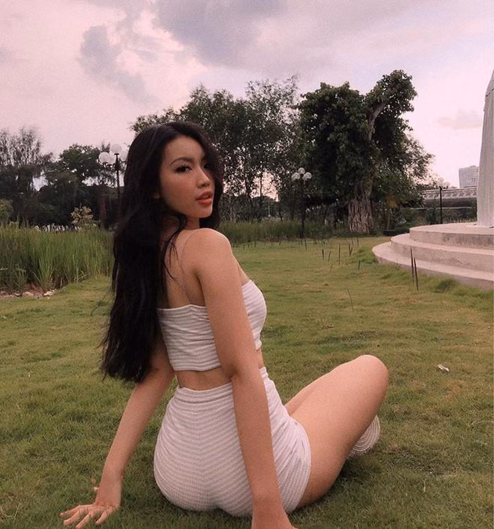 Khác với số đông hot girl khác, Ngọc Chi chọn phong cách da nâu, make up theo tông màu trầm và biểu cảm gương mặt được nhận xét có nhiều nét tây.