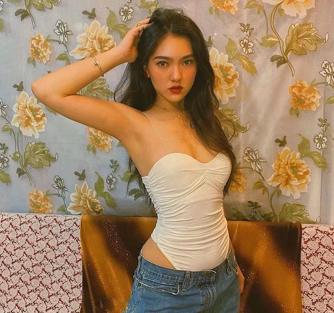 Nguyễn Thanh Trúc (sinh năm 1997) là hot girl nổi tiếng Phan Thiết nhờ vóc dáng nóng bỏng với số đo 3 vòng 86-64-100. Hiện tại, cô là chủ cửa hàng cafe và kinh doanh thời trang.