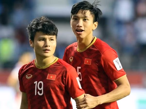 Khi được hỏi nếu bản thân là con gái, Văn Hậu sẽ hẹn hò ai giữa Quế Ngọc Hải và Quang Hải. Chàng trai trẻ không ngại ngần mà chọn... tự hẹn hò với mình còn hơn là yêu 2 người anh kể trên.