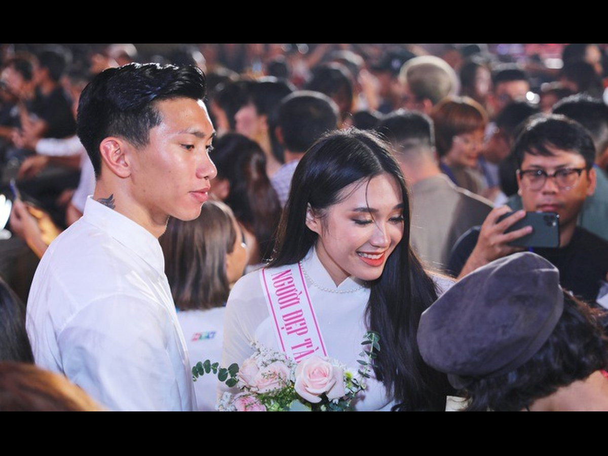 Riêng Đoàn Văn Hậu, mặc dù đã lộ ảnh mặc đồ đôi đi siêu thị với Doãn Hải My cách đây không lâu, anh chàng vẫn "bóng gió" về chuyện mình đang độc thân khi khẳng định rằng: Chưa có gì thì... việc gì phải đưa gì, có đúng không?