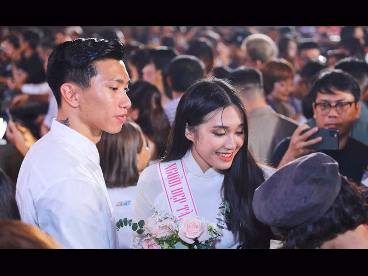 Riêng Đoàn Văn Hậu, mặc dù đã lộ ảnh mặc đồ đôi đi siêu thị với Doãn Hải My cách đây không lâu, anh chàng vẫn "bóng gió" về chuyện mình đang độc thân khi khẳng định rằng: Chưa có gì thì... việc gì phải đưa gì, có đúng không?