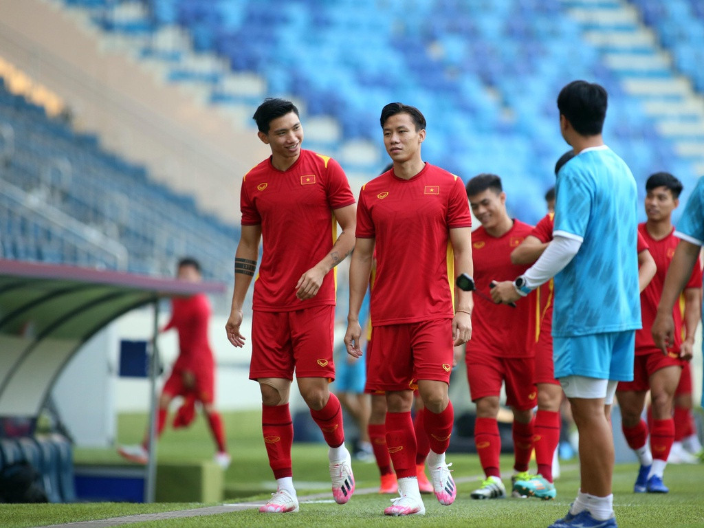 Màn giao lưu của bộ ba đội tuyển Việt Nam ngay lập tức trở thành tâm điểm chú ý của NHM.