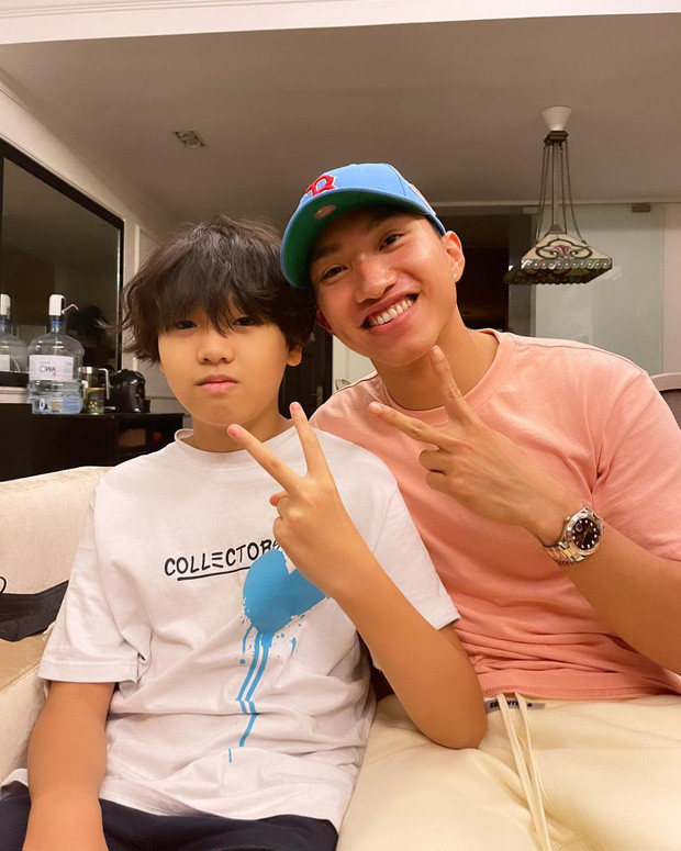 Mới đây này, người ta lại vừa thấy Văn Hậu thể hiện mối quan hệ thân thiết với người đẹp Hoa hậu Việt Nam theo cách rất riêng.