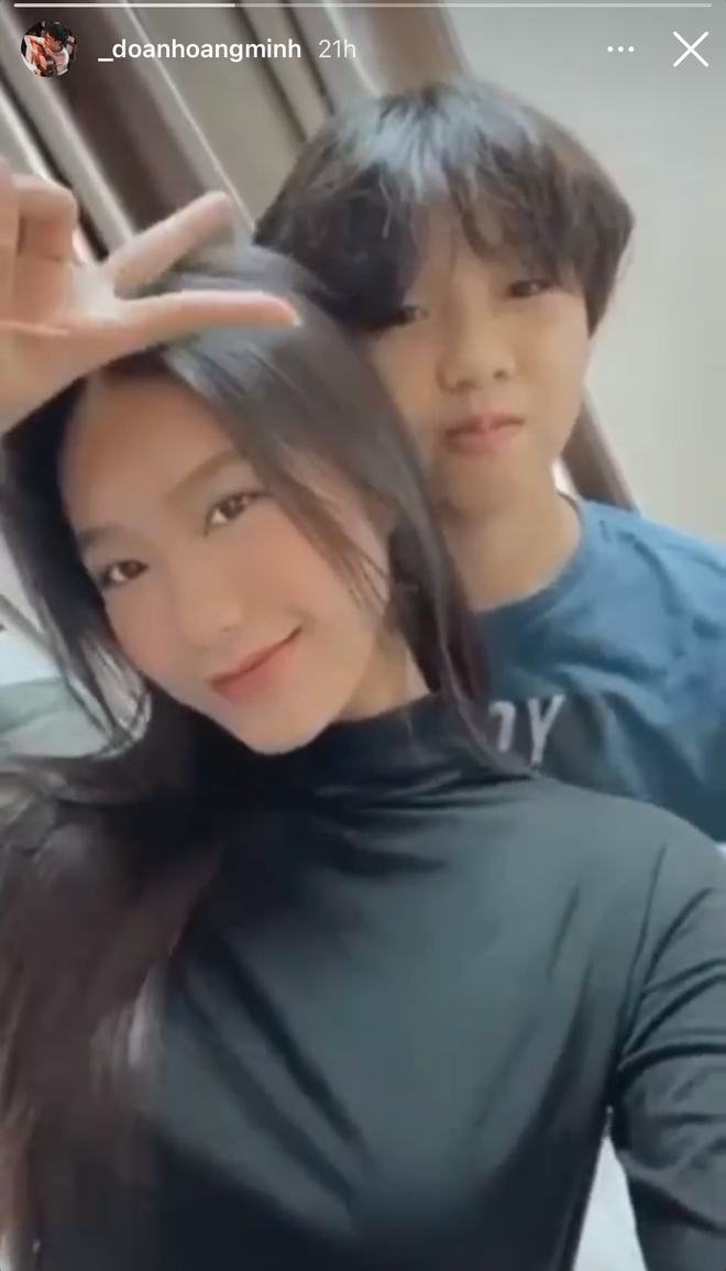 Hoàng Minh vừa gặp chút chuyện dẫn đến việc bị gãy chân. Có lẽ chính vì vậy mà Văn Hậu đã cất công đến thăm.