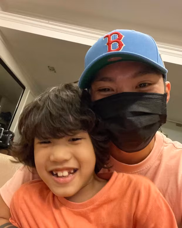 Trong bức ảnh mới nhất Văn Hậu đăng trên Instagram, anh chàng đã chụp chung với Doãn Hoàng Minh - em trai ruột của Doãn Hải My.