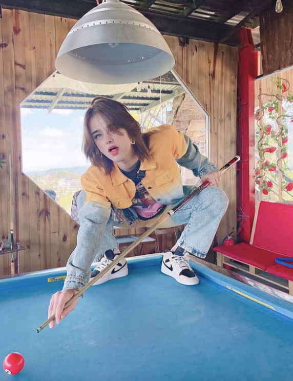 Cụ thể, thảm họa mạng Trần Đức Bo phô trương nhiều vóc dáng khó hiểu, cùng với đó là gương mặt được trang điểm trắng bệch gây hoang mang.