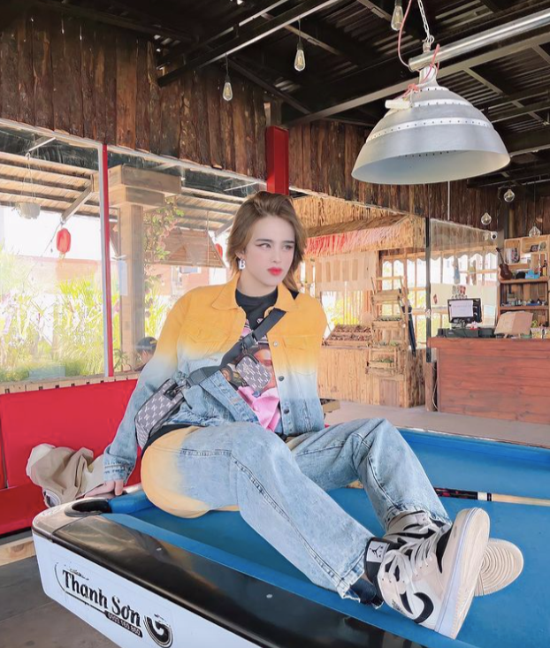 Sau khi bức ảnh phì phèo thuốc lá trên phố, thảm họa mạng Trần Đức Bo lại gây tranh cãi với những bức ảnh tạo dáng ưỡn ẹo, thậm chí bị cho là phản cảm.