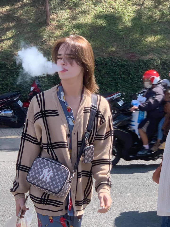 Nhân dịp nghỉ lễ dài ngày, Trần Đức Bo giống như nhiều người đã lên Đà Lạt du lịch. "Team qua đường" mới đây bắt gặp thảm họa mạng này đi dạo phố cùng bạn bè và từ đó thị phi cũng bắt đầu.