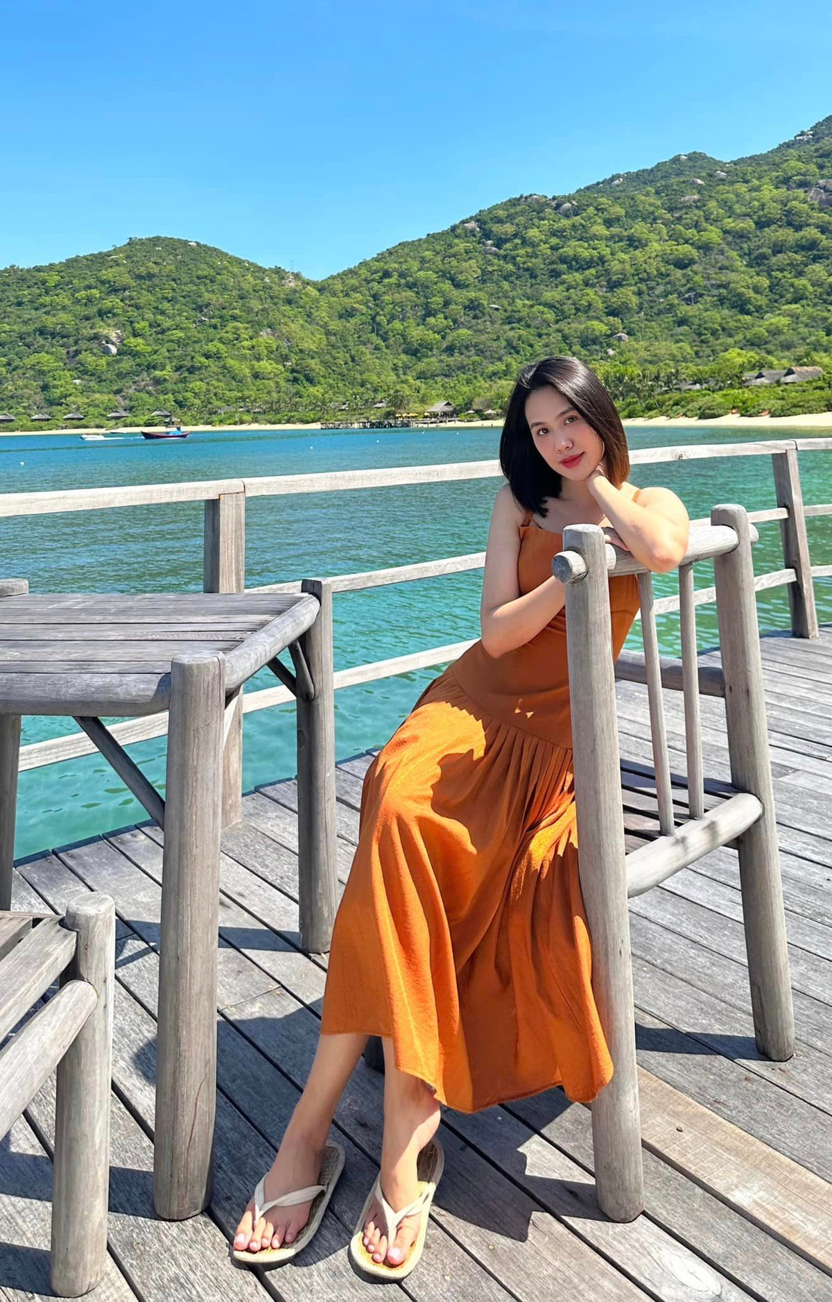 Tại "Én Vàng", Thảo Uyên thực sự tỏa sáng với phong cách đa dạng và ấn tượng. Phần thi đầu tiên, cô mang đến những màu sắc đặc biệt về công việc hiện tại của mình là phóng viên hiện trường, nơi cô đã dày công tìm hiểu và trải nghiệm đa dạng các lĩnh vực, từ thể thao đến giải trí, từ chính trị đến văn hóa.