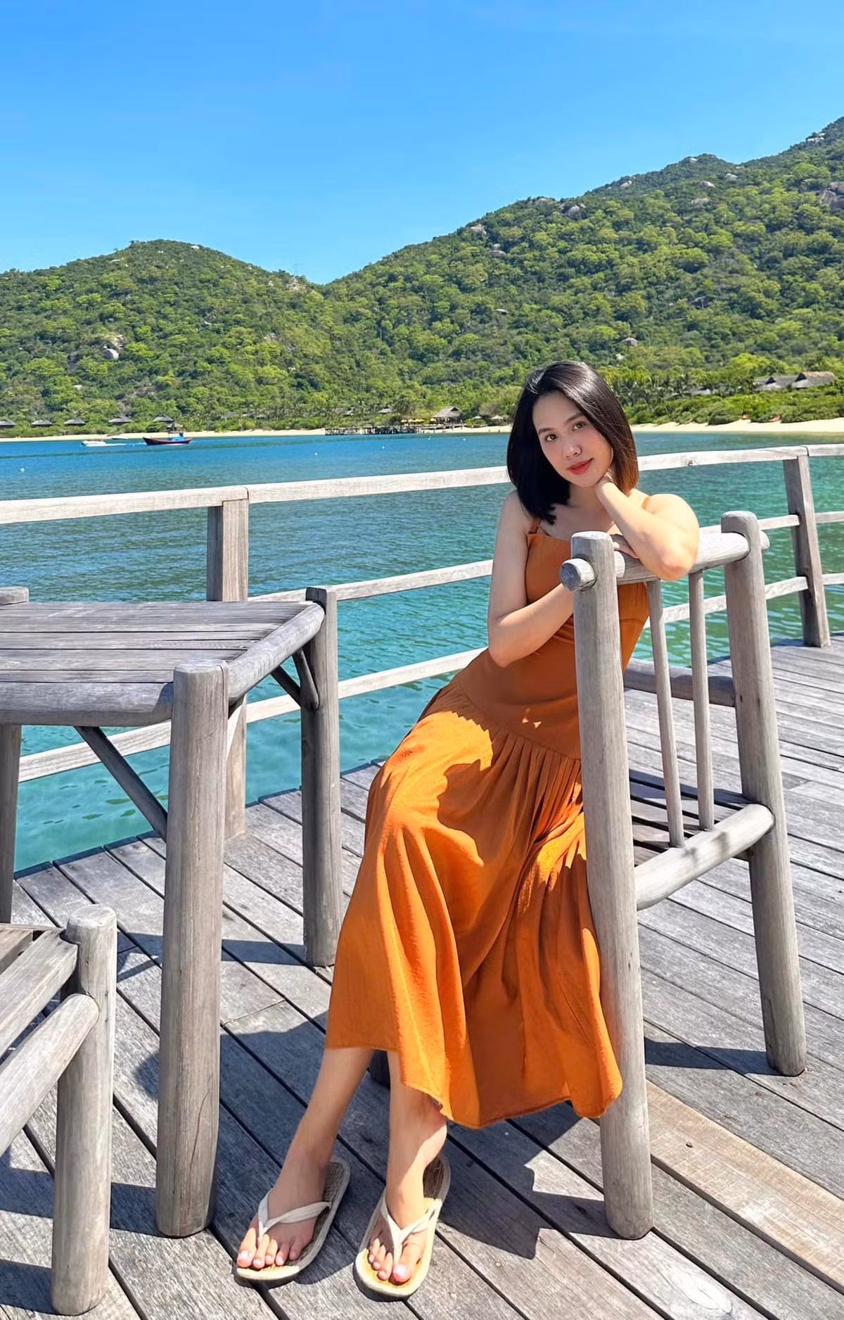 Tại "Én Vàng", Thảo Uyên thực sự tỏa sáng với phong cách đa dạng và ấn tượng. Phần thi đầu tiên, cô mang đến những màu sắc đặc biệt về công việc hiện tại của mình là phóng viên hiện trường, nơi cô đã dày công tìm hiểu và trải nghiệm đa dạng các lĩnh vực, từ thể thao đến giải trí, từ chính trị đến văn hóa.