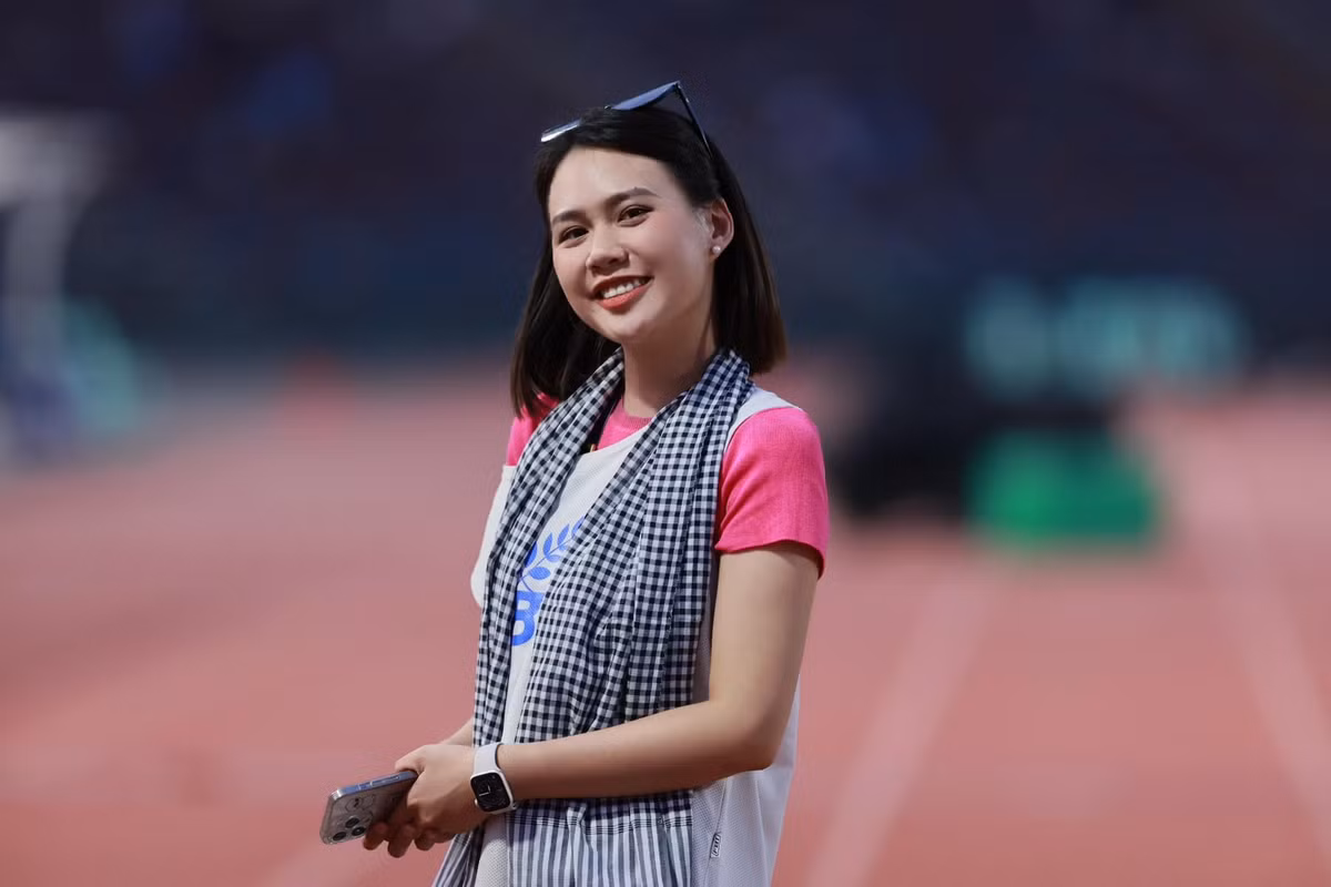 Hình ảnh của Thảo Uyên khi tham gia tài trợ sách vở cho trẻ em nghèo hay xây dựng nhà ở cho người dân khó khăn đã làm cô trở thành hình mẫu về tấm lòng nhân ái và tình người trong lòng đông đảo người hâm mộ.