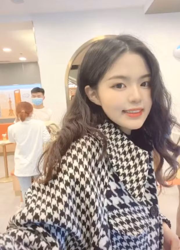 Gầy đi thực sự đã cho Vương Nặc một cuộc sống mới. Thon thả hơn, xinh hơn, tự tin hơn, hay cười hơn, thêm nhiều bạn hơn... là những gì cô gái này có được.