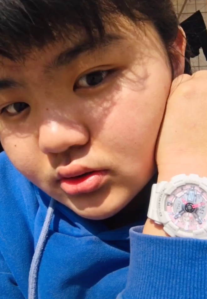 Càng lớn, Vương Nặc càng ý thức được ngoại hình của bản thân khác biệt và kém sắc hơn so với bạn bè. Đặc biệt, tới năm 2 đại học, cô nàng "cảm nắng" một đàn anh hoạt động chung hội sinh viên.