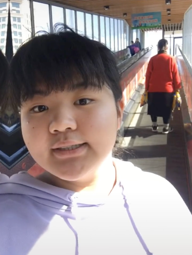 Nỗi ám ảnh về thân hình thiếu lý tưởng cộng với việc không biết chăm chút bản thân khiến Vương Nặc trở thành đối tượng bị trêu chọc mỗi khi đến trường. Cô nàng thú nhận số biệt danh xấu xí mà mình phải nhận nhiều không đếm xuể.