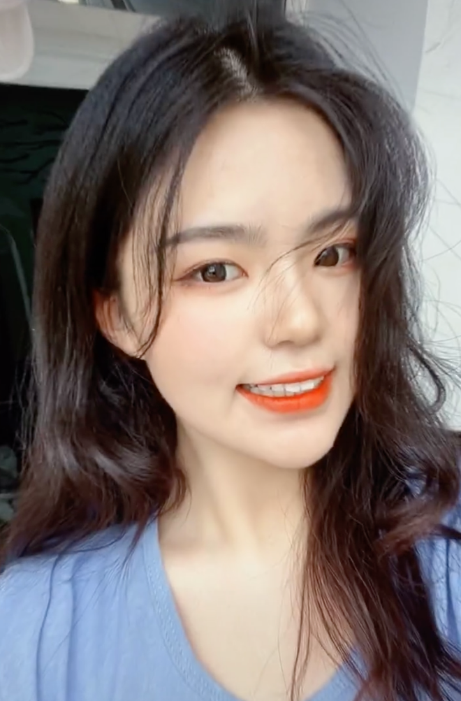 Vương Nặc chia sẻ: "Giảm cân thành công rồi nhưng cuối cùng mình với người bạn kia cũng không ở bên nhau, chắc vì hồi đó chỉ là rung rinh tạm thời thôi. Nhưng không sao, giờ mình độc thân mà lúc nào cũng vui, mình tin là tình yêu thực sự của mình cũng sẽ tới sớm thôi".