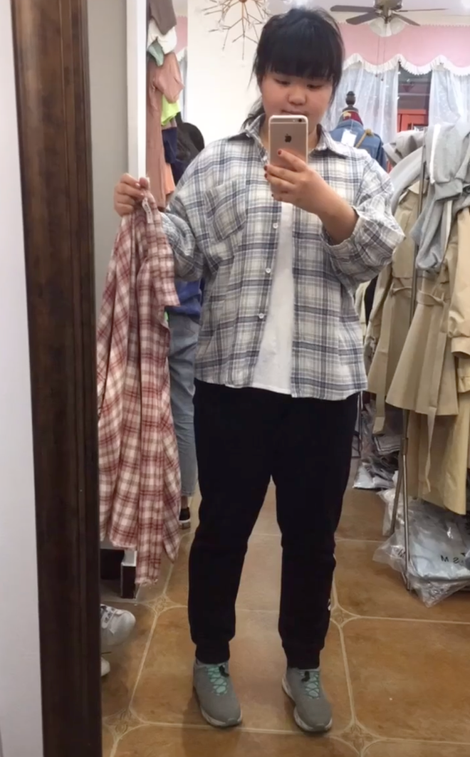 Vương Nặc - nữ chính chúng ta đang nhắc tới luôn vô cùng tự ti với thân hình của mình. Vốn mang cơ địa "chỉ hít thở thôi cũng béo" lại thêm sở thích ăn uống, lúc đỉnh điểm nhất, cô nàng đã nặng tới 76kg.