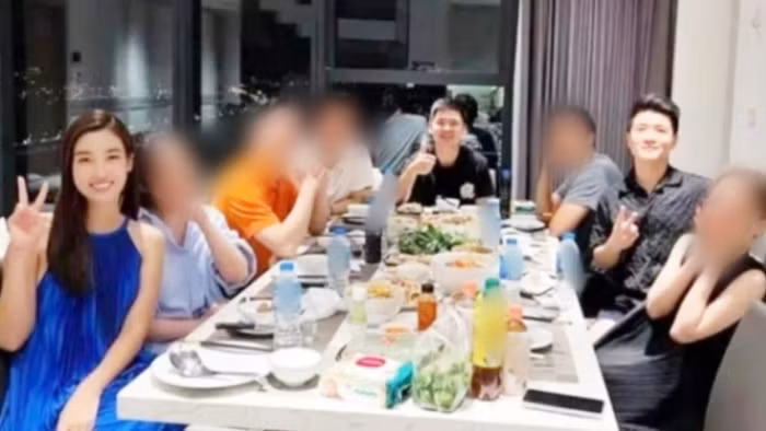 Việc hoa hậu Đỗ Mỹ Linh đưa bố tới một cửa hàng may vest cũng khiến dân mạng rộ nghi vấn về một đám cưới không xa giữa nàng hậu và thiếu gia tập đoàn nghìn tỷ.