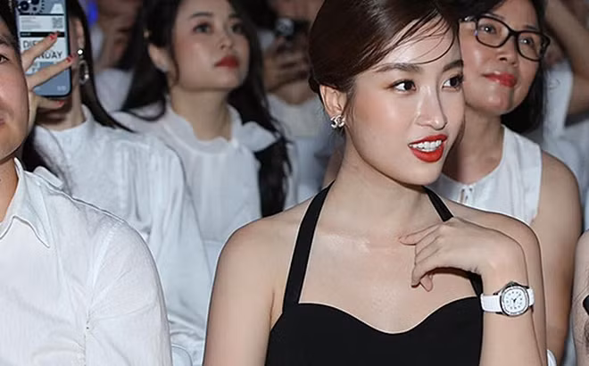 Đỗ Mỹ Linh đăng quang ngôi vị Hoa hậu Việt Nam năm 2016. Cô không chỉ xinh đẹp, tài năng mà còn là nàng hậu được yêu mến khi "nói không" với scandal. Từng được NTK Đỗ Long gọi bằng biệt danh "hoa hậu nghèo nhất Việt Nam" vì không đi theo xu hướng đồ hiệu mà ấn tượng bởi vẻ đẹp truyền thống, giản dị.