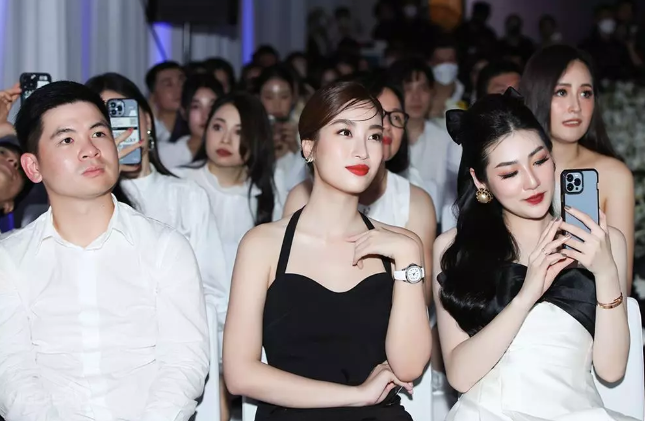 Trước đó "Hoa hậu nghèo nhất Việt Nam" và Chủ tịch CLB Hà Nội FC từng lộ loạt ảnh chung đôi trong một số sự kiện liên quan tới giải trí và bóng đá.