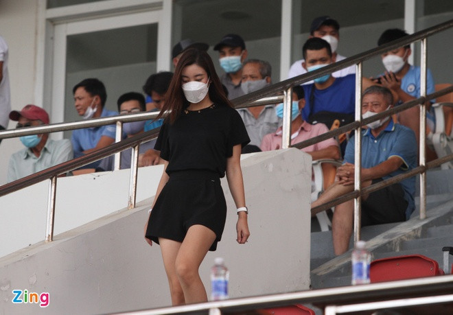 Chủ nhân clip này cũng chia sẻ: "Hoa hậu Đỗ Mỹ Linh ở ngoài mặt nhỏ mà xinh gấp 1000 lần trên video".