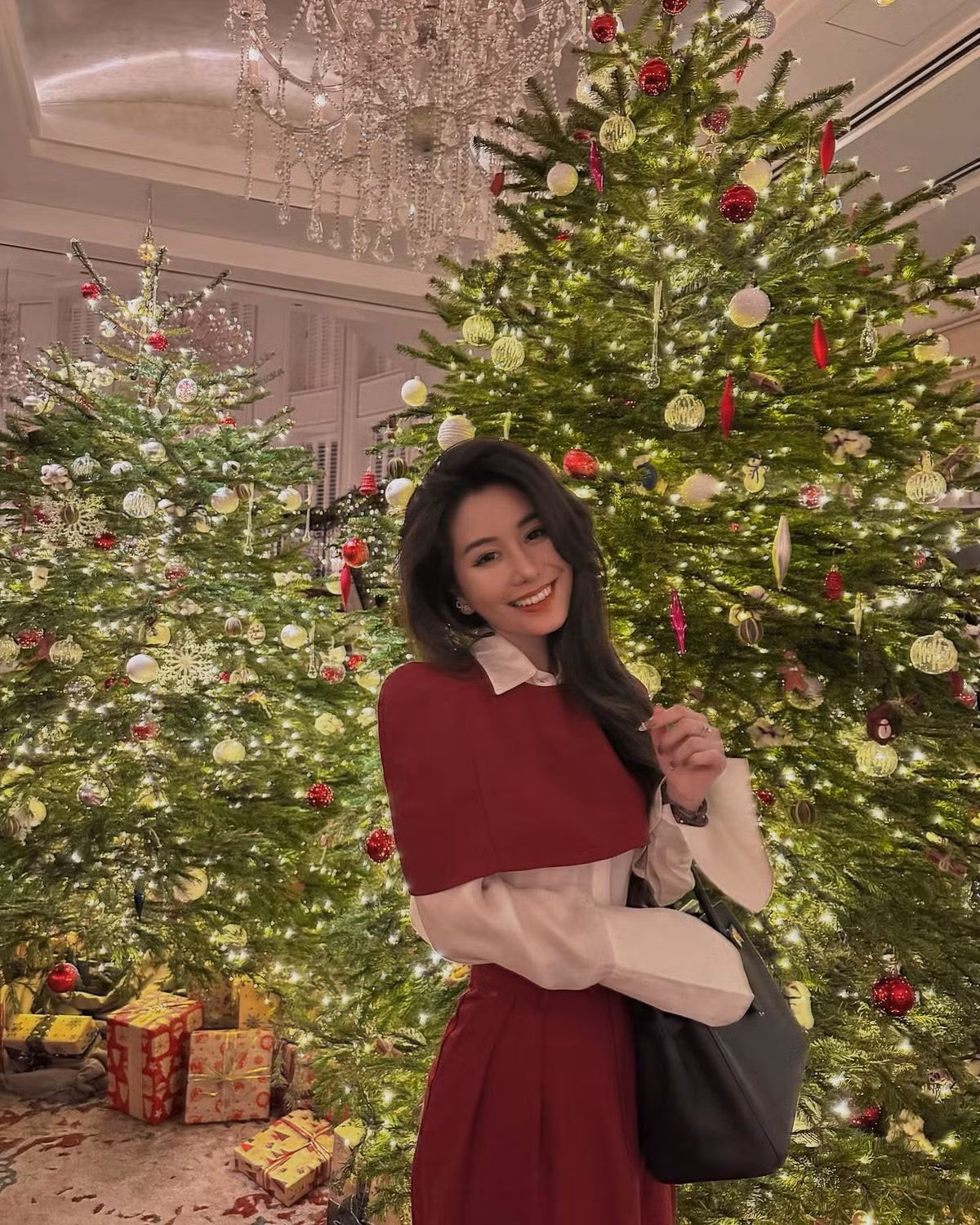 Cùng với dung nhan cuốn hút, Ngọc Trân còn nổi tiếng bởi gu thời trang quyến rũ, bốc lửa.