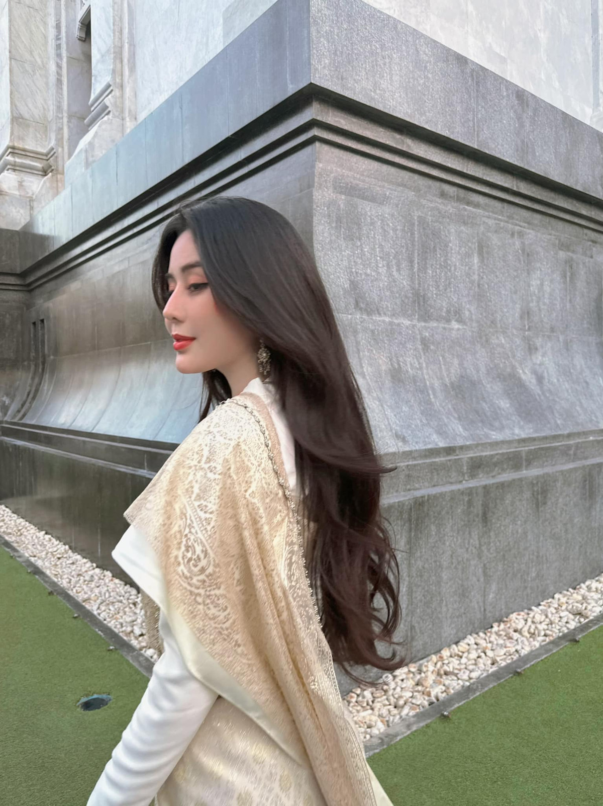 Cô nàng thường xuất hiện trong những bộ đồ ôm sát, khoe đường cong nõn nà.