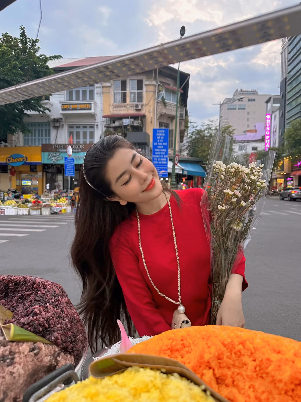 Được biết Võ Ngọc Trân ngoài nổi tiếng xinh đẹp còn chơi thân với Xoài Non, bức ảnh cả hai hot girl thân thiết từng khiến cõi mạng rần rần vì bất phân thắng bại. Cả hai cho biết đã chơi thân khá lâu và cơ duyên quen nhau chỉ là qua mạng.