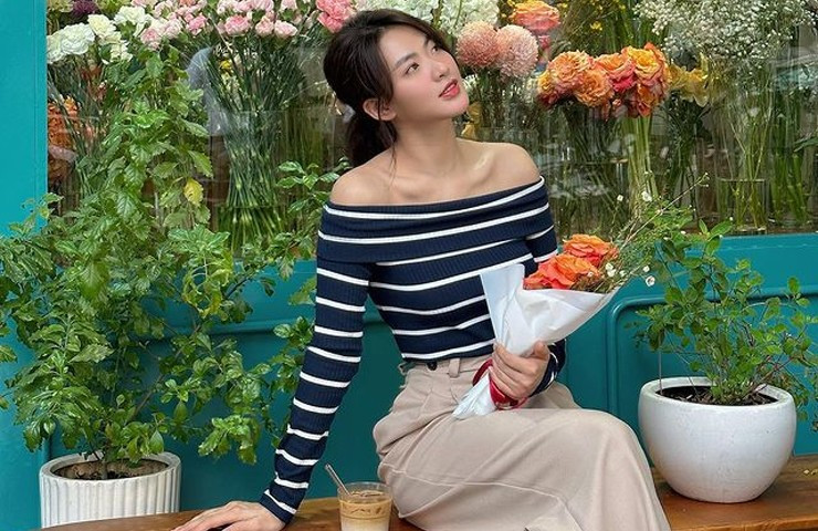 Minh Trang sở hữu nét đẹp trong trẻo, thanh thuần cùng vóc dáng cân đối và chiều cao 1m70. Cô được ưu ái với tên gọi "nàng thơ của màn ảnh Việt".