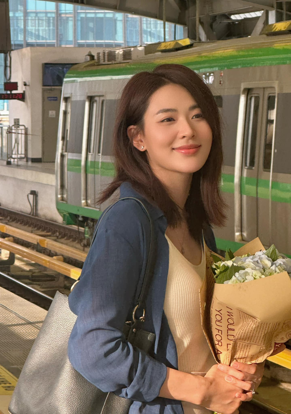 Ở ngoài đời, gái xinh Hà thành thường chuộng gu mặc nữ tính, thanh lịch, kín đáo kết hợp lớp make-up đơn giản.