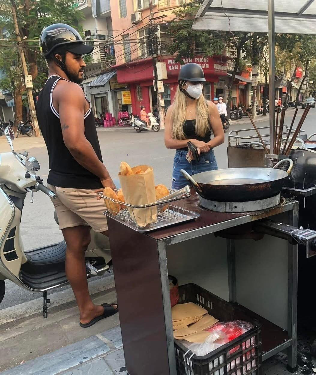 Theo tìm hiểu, món quà vặt dân dã được Xuân Son yêu thích, thường xuyên tìm mua và thưởng thức những ngày không phải tập luyện.