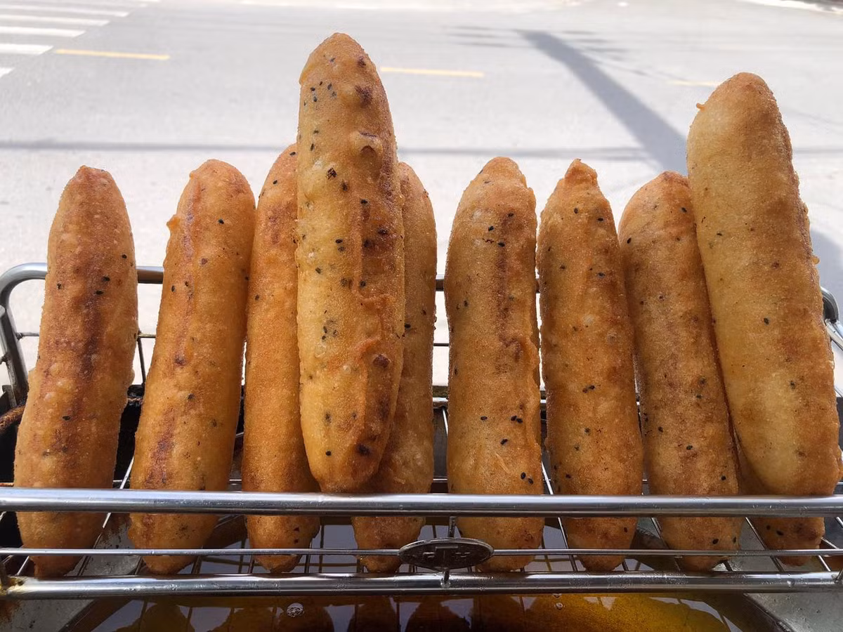 Bánh chuối vốn là món chẳng xa lạ gì với người Việt Nam, nên đôi khi dù không gọi 2 tiếng đặc sản nhưng nhắc đến bánh chuối là nhắc đến mùa đông đặc biệt ở các tỉnh miền Bắc thì nó là một thức quà bình dân ấm nóng để xua tan cái lạnh.