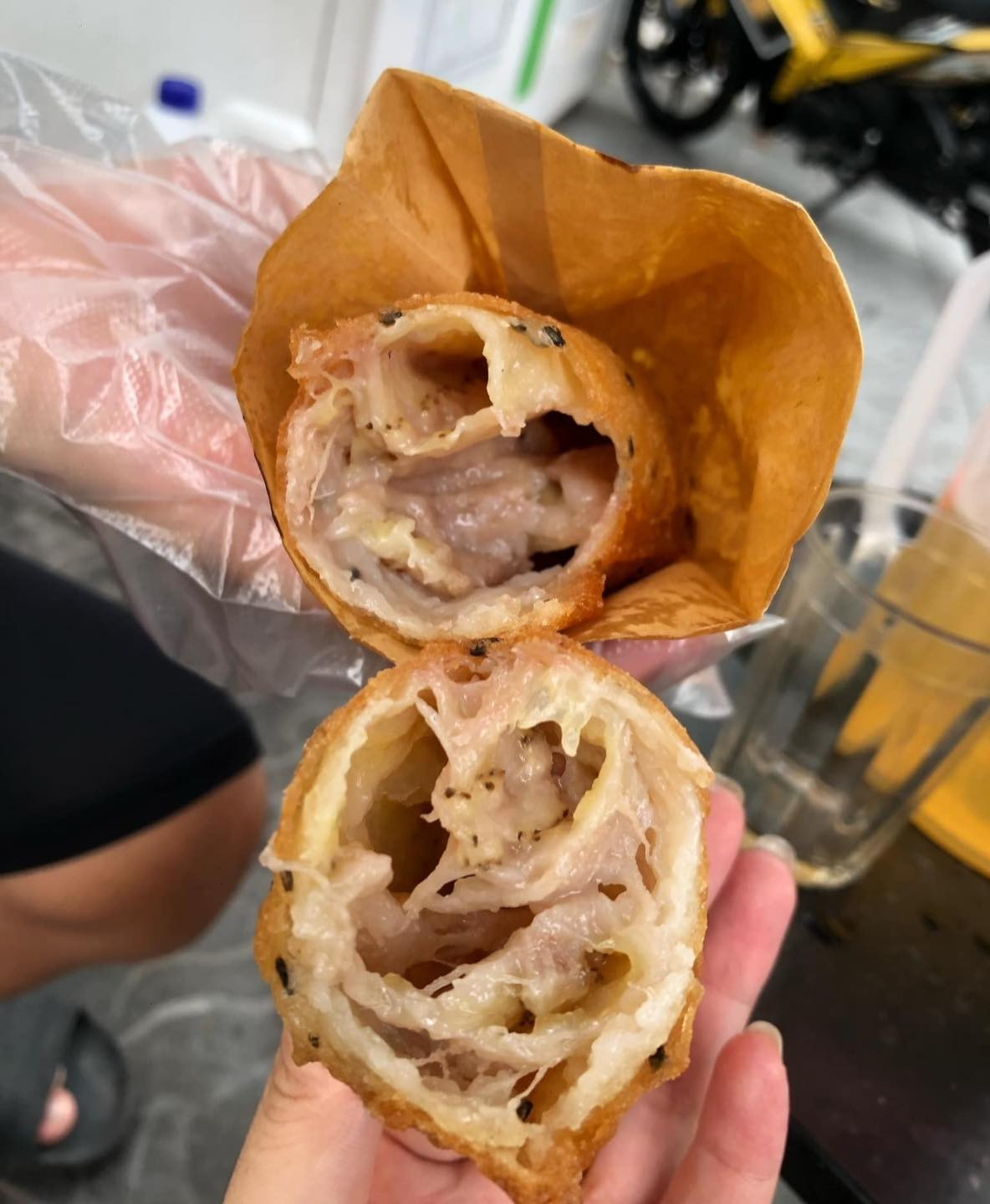 "Cách đây vài tháng, một người chị của cầu thủ Xuân Son đặt mua bánh chuối và nhờ mình giao đến nhà cho bạn ấy. Từ đó đến nay, vợ chồng cầu thủ này thường xuyên đến mua bánh chuối chiên. Khi không có lịch đi thi đấu thì hầu như chiều nào Xuân Son cũng đến mua bánh chuối. Còn nếu bạn ấy bận thì vợ đến mua. Mỗi lần họ mua khoảng 10 chiếc, có khi nhiều hơn", chị Hà kể.