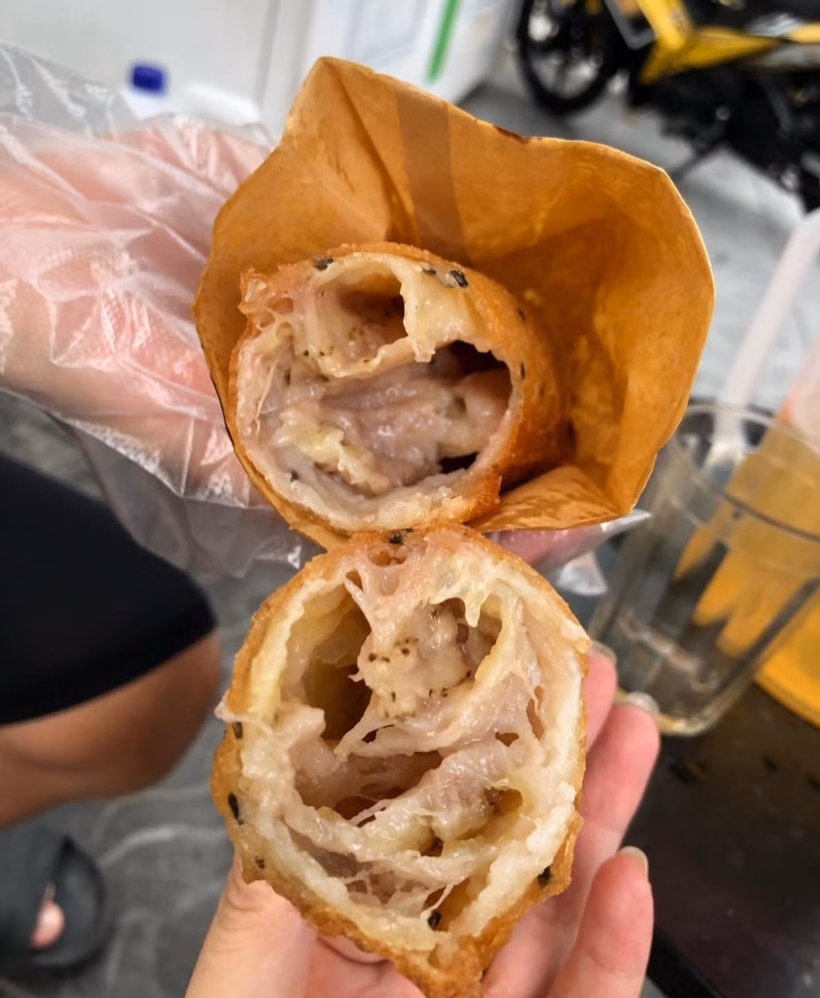 "Cách đây vài tháng, một người chị của cầu thủ Xuân Son đặt mua bánh chuối và nhờ mình giao đến nhà cho bạn ấy. Từ đó đến nay, vợ chồng cầu thủ này thường xuyên đến mua bánh chuối chiên. Khi không có lịch đi thi đấu thì hầu như chiều nào Xuân Son cũng đến mua bánh chuối. Còn nếu bạn ấy bận thì vợ đến mua. Mỗi lần họ mua khoảng 10 chiếc, có khi nhiều hơn", chị Hà kể.