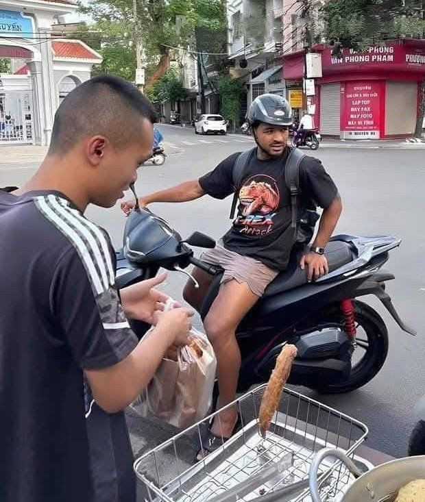 Được biết, quán bánh chuối chiên vỉa hè mà Xuân Son ghé thăm mở bán được gần 3 năm, nằm ở ngã tư đường Nguyễn Du, đối diện trường THPT Nguyễn Khuyến, TP Nam Định.