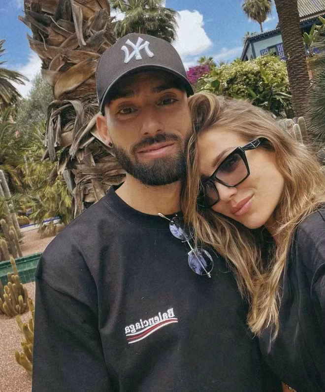 Yannick Carrasco và Noemie Happart gặp gỡ và bén duyên từ năm 2015 nhưng đến năm 2016 cặp đôi mới chính thức công khai hẹn hò. Sắp tới chắc chắn cô nàng Hoa hậu này sẽ có mặt ở khán đài World Cup 2022 để cổ vũ chồng mình thi đấu cho đội tuyển Bỉ.