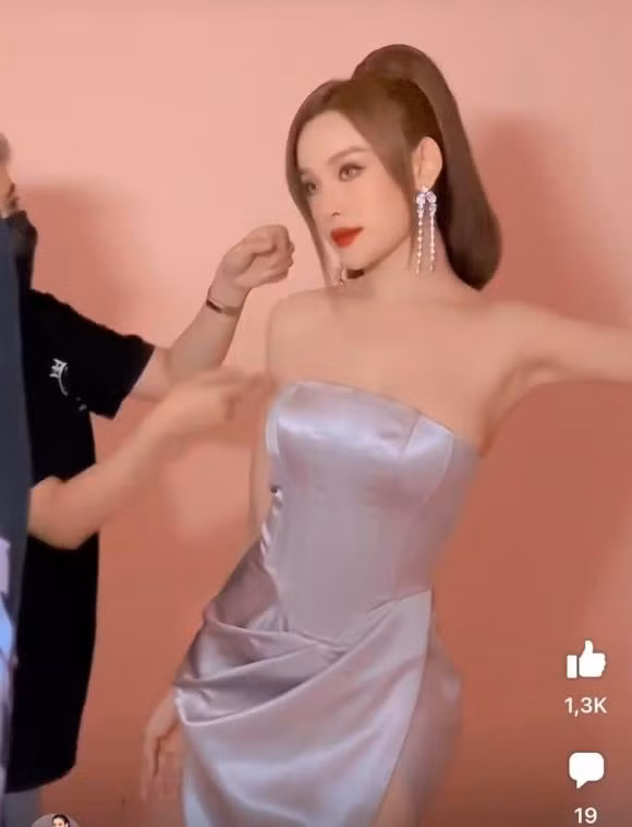 Mới đây, trên trang cá nhân, Huyền Baby đã đăng tải một đoạn clip khoe hình ảnh cô nàng bận rộn làm việc, chụp ảnh thời trang.