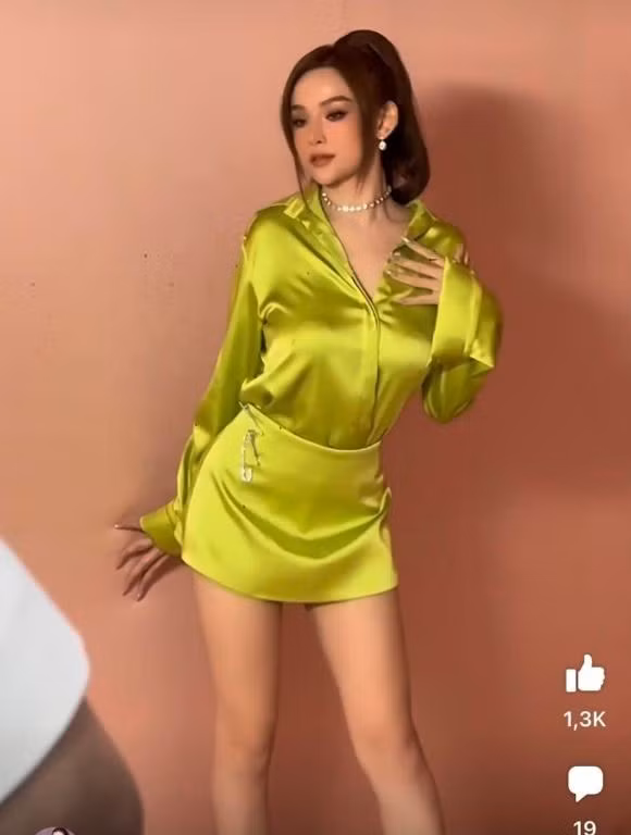 Huyền luôn chọn những nghề cảm thấy yêu thích và phù hợp với bản thân mình thế nên công việc tôi làm cũng giống như tôi đi chơi vậy đó. Nhưng càng làm nhiều thì sẽ càng có thêm áp lực, cuộc sống mà luôn luôn cần phải có sự áp lực thì chúng ta mới càng cố gắng. Huyền vẫn cân bằng thời gian làm việc và thời gian nghỉ ngơi kết hợp chăm sóc gia đình, đó cho nên tôi cũng chăm chỉ lắm" – gái xinh 8X chia sẻ.