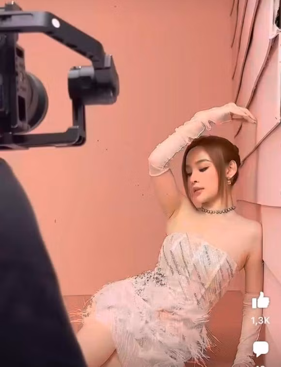 Cùng với đó, nàng cựu hot girl cũng lên tiếng khi bị mỉa mai chỉ biết ăn chơi mà không biết làm gì.