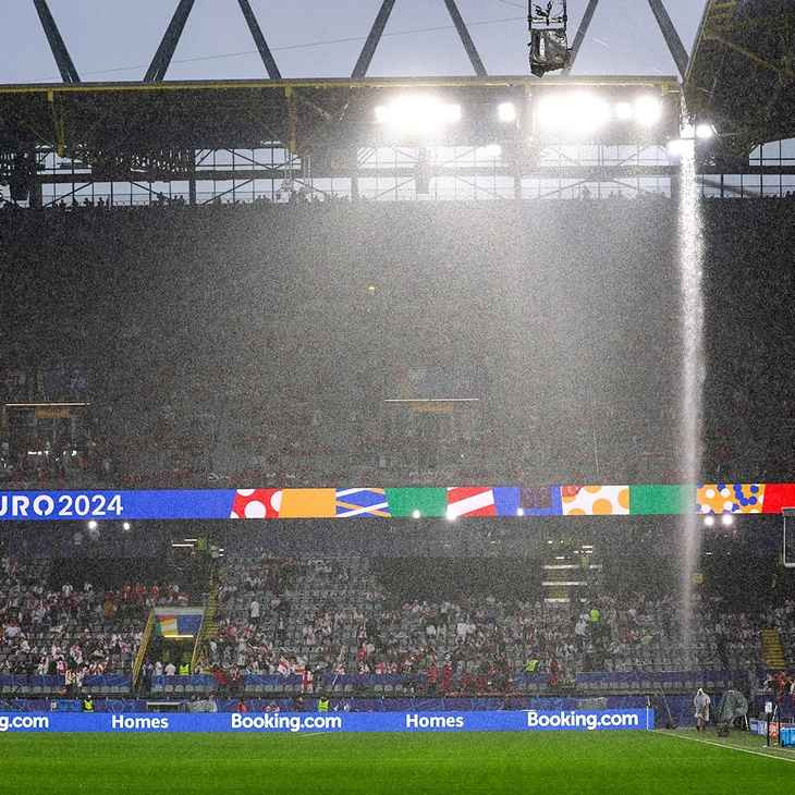 Nhiều khán giả đăng tải hình ảnh lạ mắt lên mạng xã hội. Trang CenterGoals viết: "Mái sân vận động bị dột nghiêm trọng trong cơn mưa to trước khi trận Thổ Nhĩ Kỳ đấu Georgia bắt đầu".