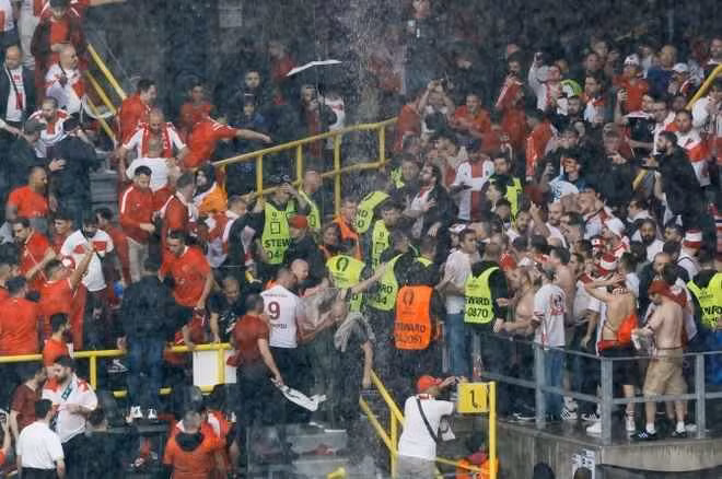 Không chỉ vậy, khoảng 1 tiếng trước khi màn so tài diễn ra, một vụ ẩu đả đã diễn ra ngay trên sân khiến lực lượng chức năng phải vất vả xử lý. Tuy nhiên, tình hình đến lúc này đã được giải quyết.