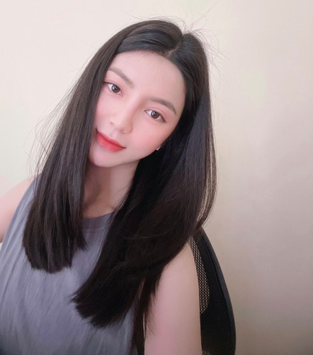 Trong đoạn clip được Thanh Huyền đăng tải, cô nàng cho tay lên trước mặt của chàng trai, còn miệng của nam thanh niên này thì làm động tác nhả ra từng vòng khói trắng.