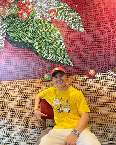 Mới đây, dân tình còn soi ra cô bạn này đăng tải bức ảnh check-in ở một quán nước cùng dòng caption "thả thính" cực mùi mẫn: "Miệng em chúm chím, anh có yêu không nào".