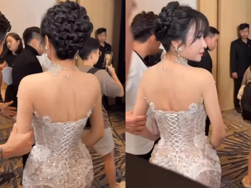 Trong clip này, chiếc váy dạ hội giúp nàng dâu tập đoàn nhựa khoe trọn bờ vai mảnh mai và vòng eo bé xíu khiến dân tình phải trầm trồ. Nhiều người cho rằng vợ đại gia đã phải đầu tư không ít thời gian và công sức để tập luyện giữ gìn sắc vóc.