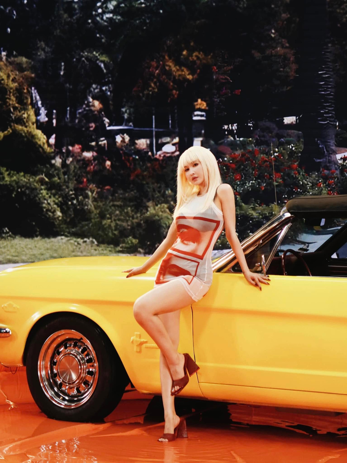 Ngoài ra khi Mina Phạm nghiêng đầu nhìn xung quanh, góc nghiêng qua cam thường của cô cũng nhận về nhiều lời khen.