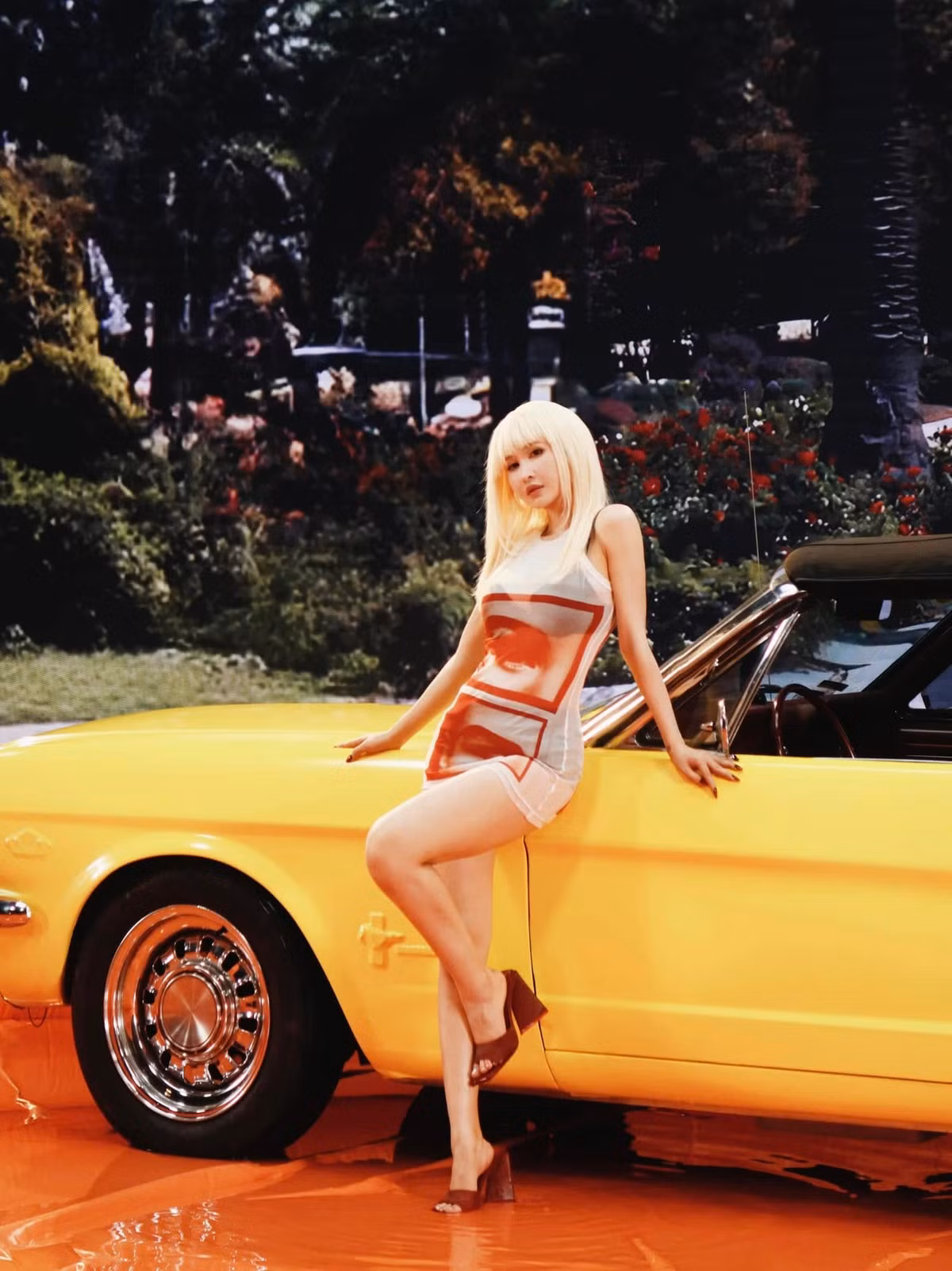 Ngoài ra khi Mina Phạm nghiêng đầu nhìn xung quanh, góc nghiêng qua cam thường của cô cũng nhận về nhiều lời khen.