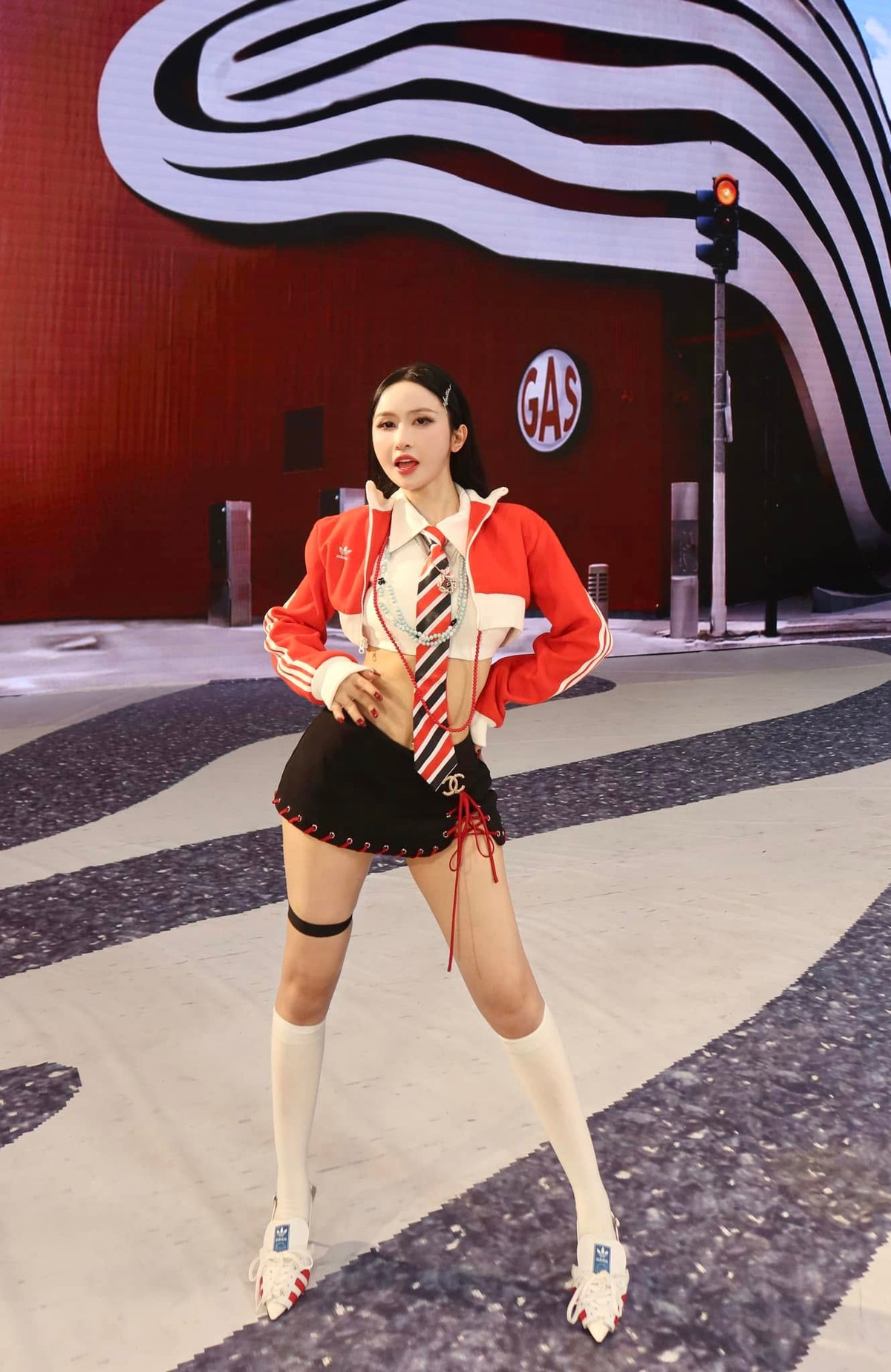 Thậm chí so với những hình ảnh được chính chủ được đăng tải lên MXH, nhìn vợ Minh Nhựa còn có phần tự nhiên và thân thiện hơn.