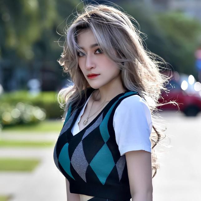 Mình thấy ảnh thẻ sinh viên mình cười toe toét trông khá buồn cười. Không ngờ lại được mọi người yêu thích đến vậy. Mình cảm thấy rất vui vì đã làm được một cái gì đó gọi là điểm nhấn cho bản thân. Hơn nữa là ngôi trường của mình – Đại học Văn Lang cũng vì vậy mà được biết đến nhiều hơn". Diệp Bảo Trân cho biết thêm.