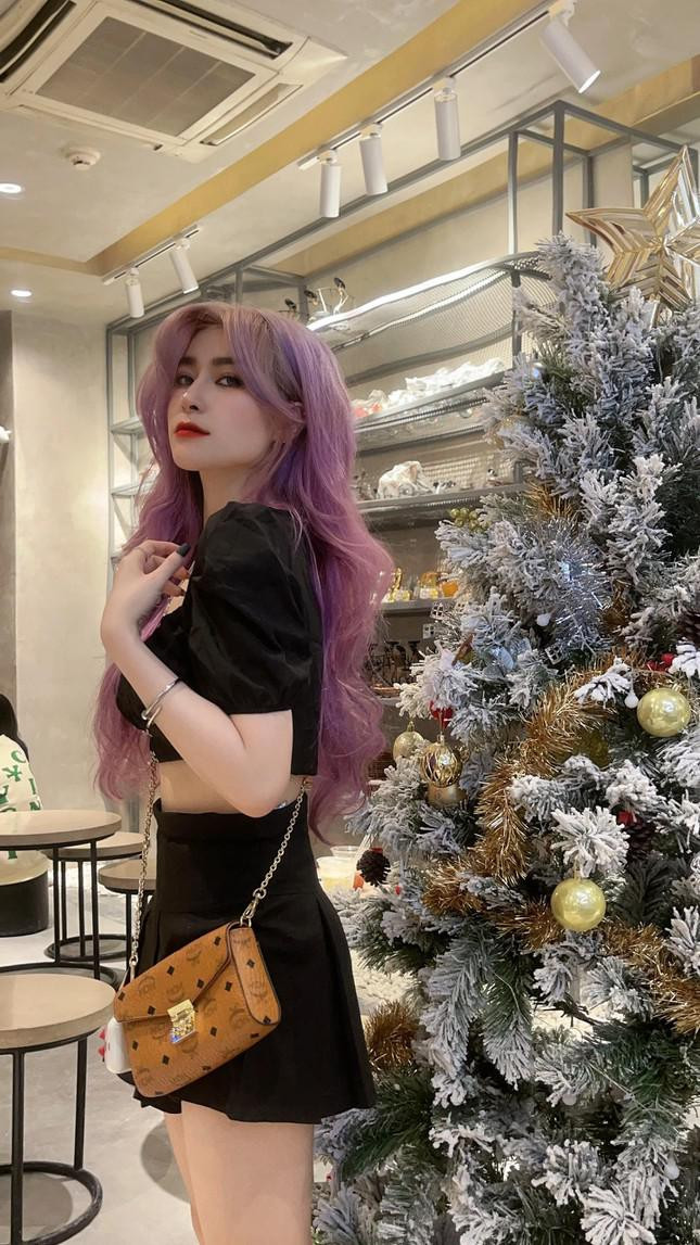 Không chỉ vậy, Bảo Trân còn nhận được nhiều liên hệ phỏng vấn, mời hợp tác từ các nhãn hàng, đối tác lớn. Điều này khiến "bông hồng lai" sinh năm 2001 cảm thấy rất may mắn và hạnh phúc.