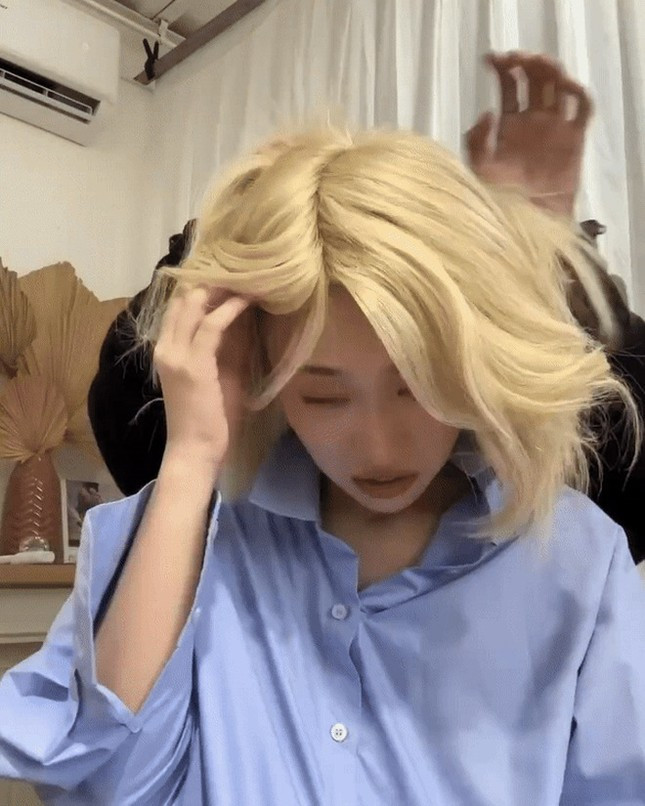 Tuy nhiên, tất cả chỉ là "một cú lừa" của cô nàng vì sau đó, chính Khánh Vy cũng đăng tải đoạn clip hậu trường màn "nhuộm tóc" của cô. Hóa ra cô nàng đội tóc giả và công đoạn lâu nhất chính là tết mái tóc dài thành nhiều lọn nhỏ, buộc chặt vào đầu rồi đội mái tóc giả bạch kim lên mà thôi.