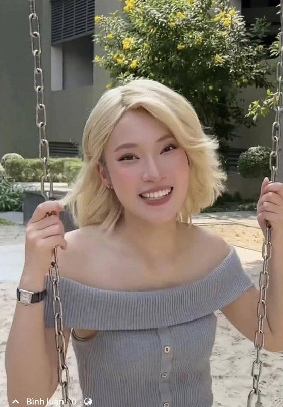 Trước đó những bức ảnh, MC Khánh Vy thay đổi màu tóc từng khiến netizen quan tâm và đặt ra nhiều câu hỏi cho cô nàng. Nhưng đa phần mọi người đều ủng hộ sự thay đổi này.